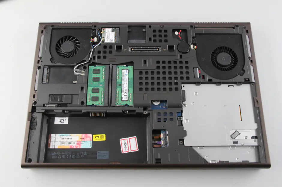 Close-up of the laptop after removing the bottom cover